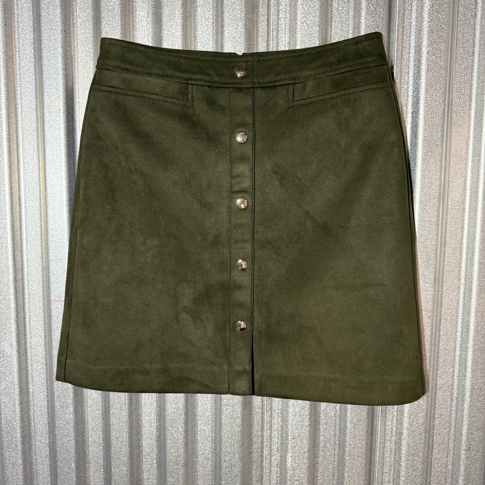 NWOT LOFT Olive Green Faux Suede Button Detail Mini Skirt, size 2, 60's 70's - Picture 4 of 9